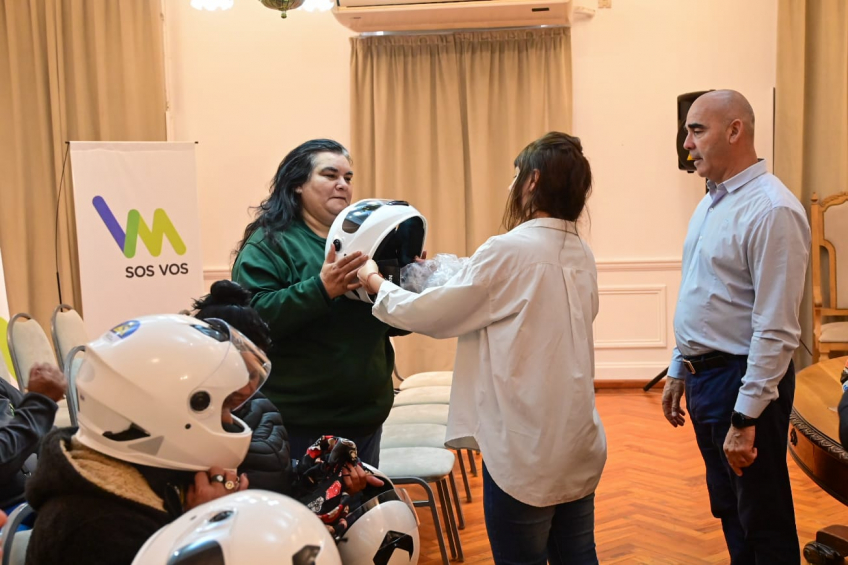 Villa María: Integrantes de la Cooperativa 7 de Febrero recibieron cascos para motocicletas