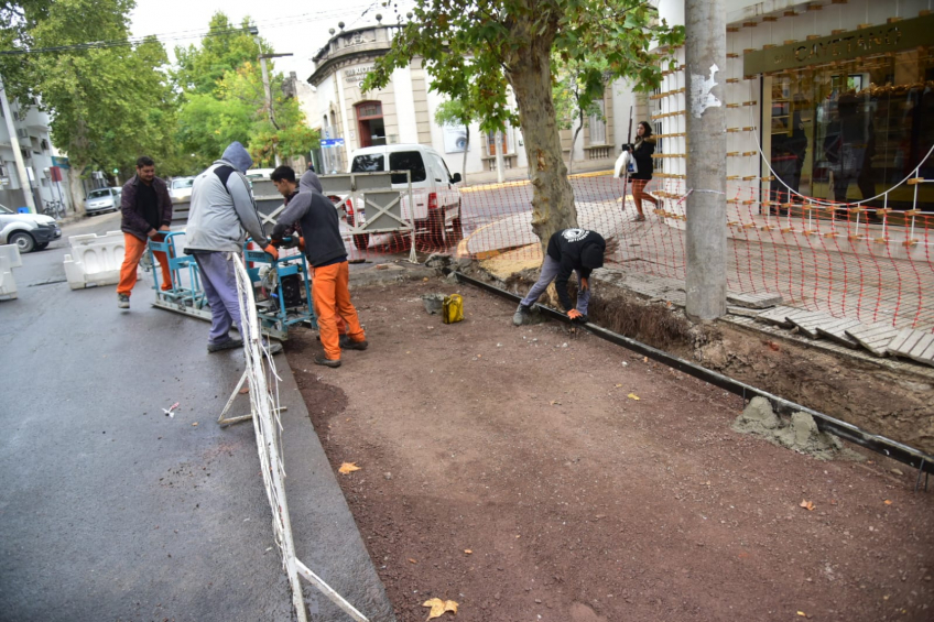 Villa María: Avanza la repavimentación de dársenas de estacionamiento en un tramo de calle Lisandro de la Torre