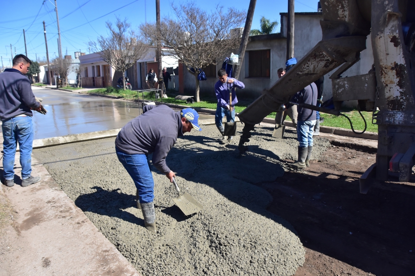 Villa María: Personal de Corralón municipal avanza en la obra de pavimento por autoahorro en barrio Nicolás Avellaneda