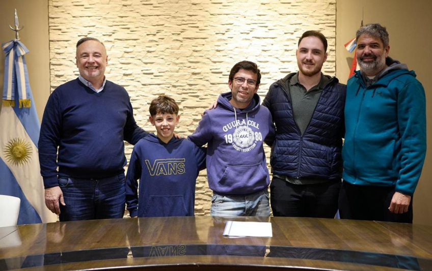 Villa María: Accastello recibió al joven Gastón Bertello antes de emprender su viaje a Países Bajos para participar del mundial de Streetboard