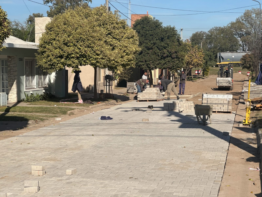 Villa María: Barrio Rivadavia: Comenzó la obra de adoquinado en calle La Plata