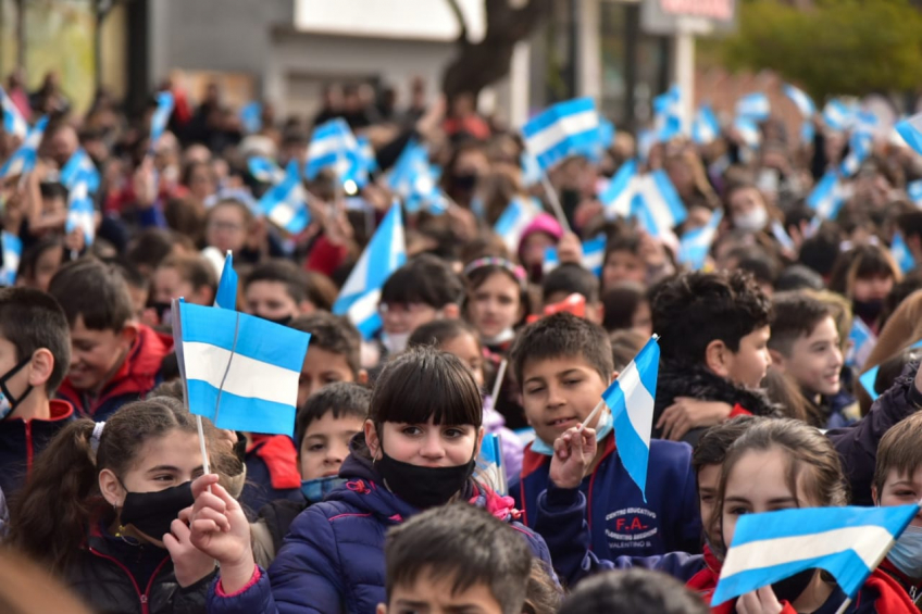 Villa María: El miércoles, niños y niñas de cuarto grado realizarán la Promesa de Lealtad a la Bandera en el monumento que recuerda a Manuel Belgrano