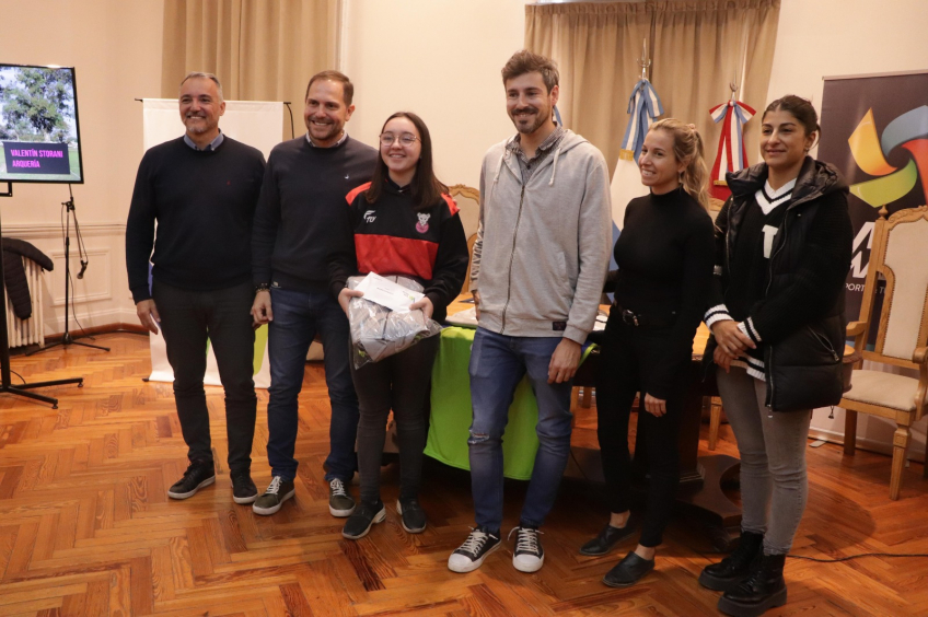 Villa María: El municipio entregó becas a 25 deportistas villamarienses en el marco del programa El Deporte Sos Vos