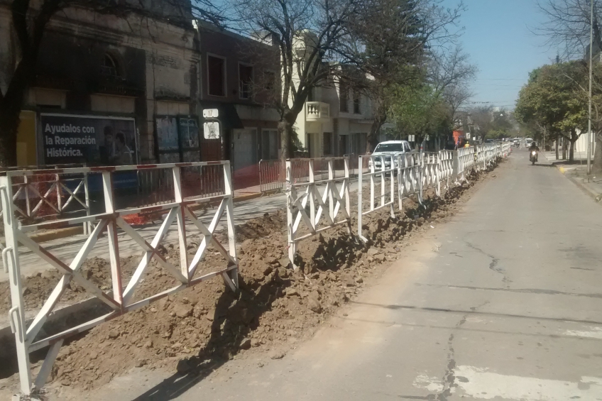 Villa María: Por la obra de refuerzo de gas, calle Mitre está reducida a media calzada entre Tucumán y Mendoza