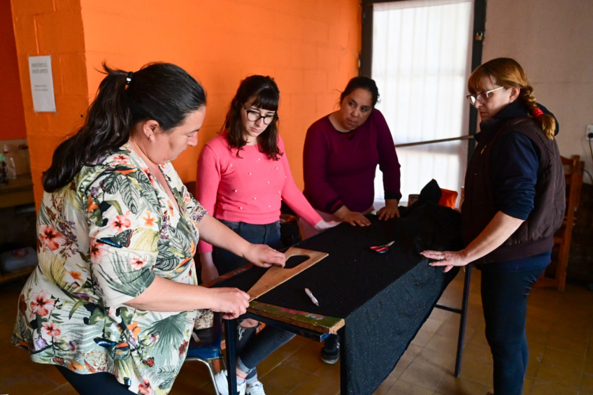 Villa María: Alrededor de 150 vecinos y vecinas participaron de los talleres de oficio artesanal dictados por beneficiarios del Programa Manta