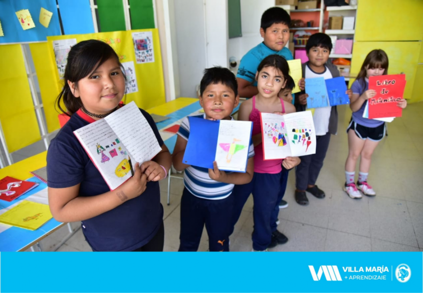 Villa María: Una feria de relatos: las niñas y niños muestran los libros de cuentos que crearon en el taller de apoyo escolar