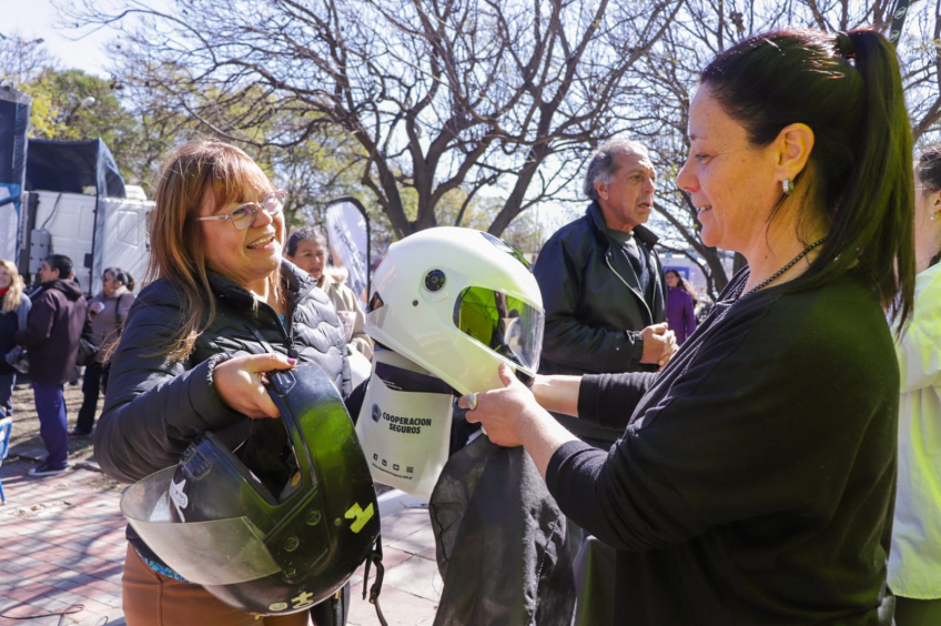 Villa María: Por el Día de la Educación Vial, el municipio entregó cascos a más de un centenar de motociclistas en Plaza Independencia