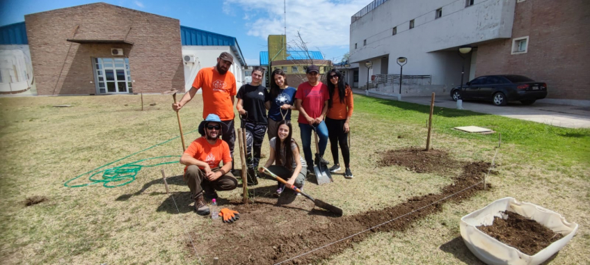 Villa María: Comenzó la plantación de árboles nativos en el Campus de la UNVM, como parte del proyecto que homenajea a escritores villamarienses