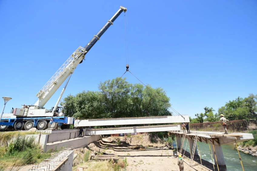 Villa María: Nuevo puente: Comenzó la colocación de las vigas longitudinales sobre las que se asentará el tablero de circulación