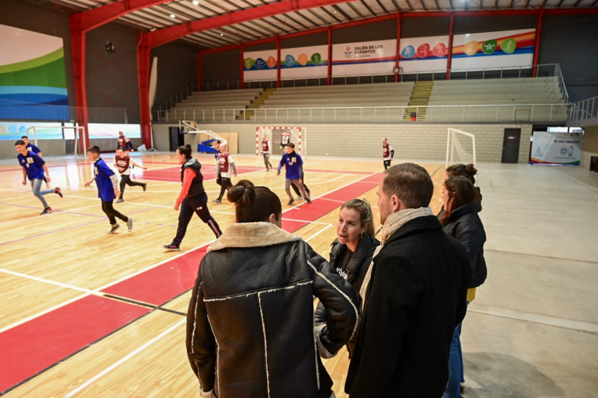 Villa María: Un centenar de jóvenes y adultos con discapacidad participaron de una jornada deportiva en el Salón de los Deportes