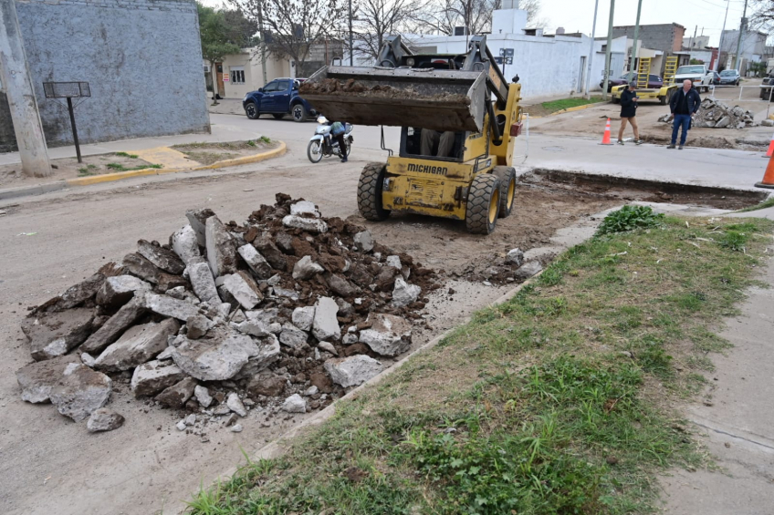 Villa María: La Municipalidad avanza con trabajos de bacheo integral en calle Paraguay