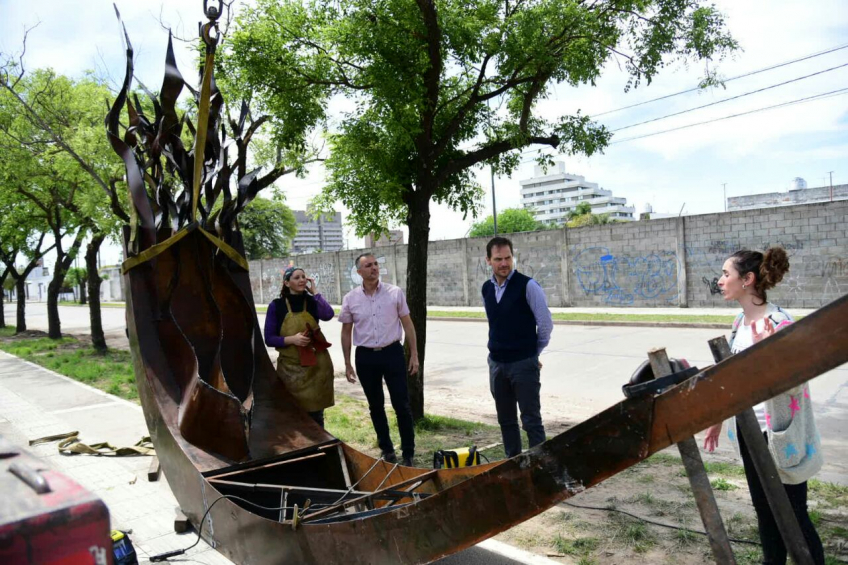 Villa María: A días de la inauguración del espacio, se instalan dos esculturas inspiradas en los atletas Evans y Roldán en el Polideportivo