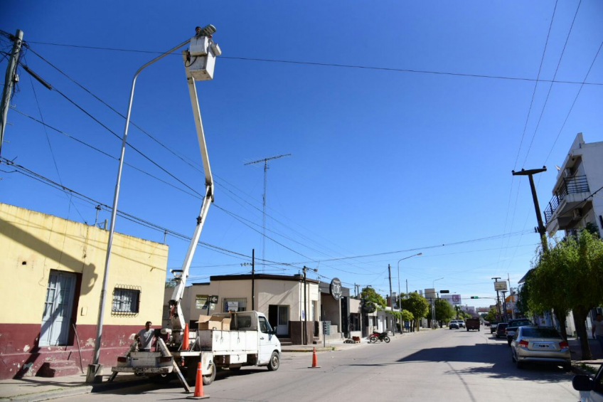 Villa María:  Inicia la colocación de 50 luces LED en el tramo de bulevar Sarmiento que va desde la Terminal de Ómnibus hasta Porfirio Seppey   