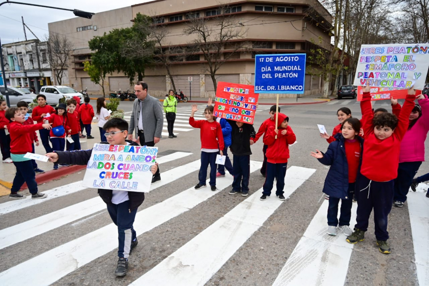 Villa María: Niñas y niños de la escuela Bianco intervinieron las calles de la ciudad para promover la conciencia y conducta vial