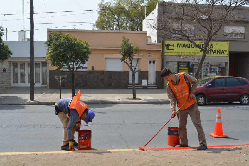 Villa María: El Municipio se encuentra re-pintando los cordones cuneta en distintos puntos de la ciudad