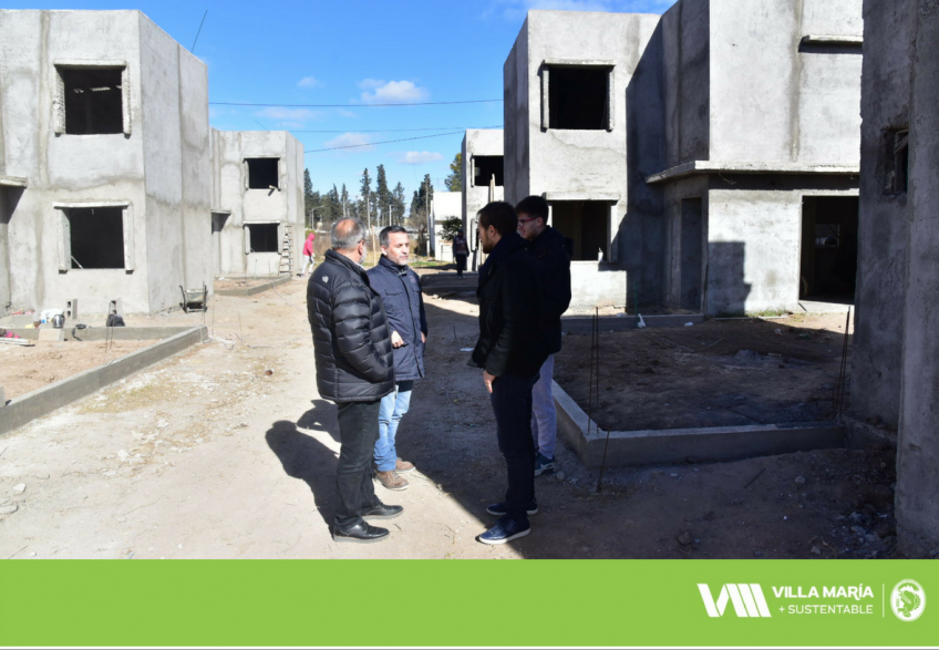 Villa María: Las viviendas sustentables ya tienen delimitadas sus huertas familiares y continúa la construcción con tareas de revoque y medianeras