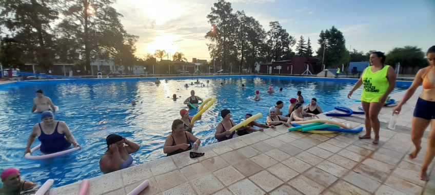 Villa María: Verano sin Edades colma la pileta comunitaria con actividades deportivas para jóvenes y adultos
