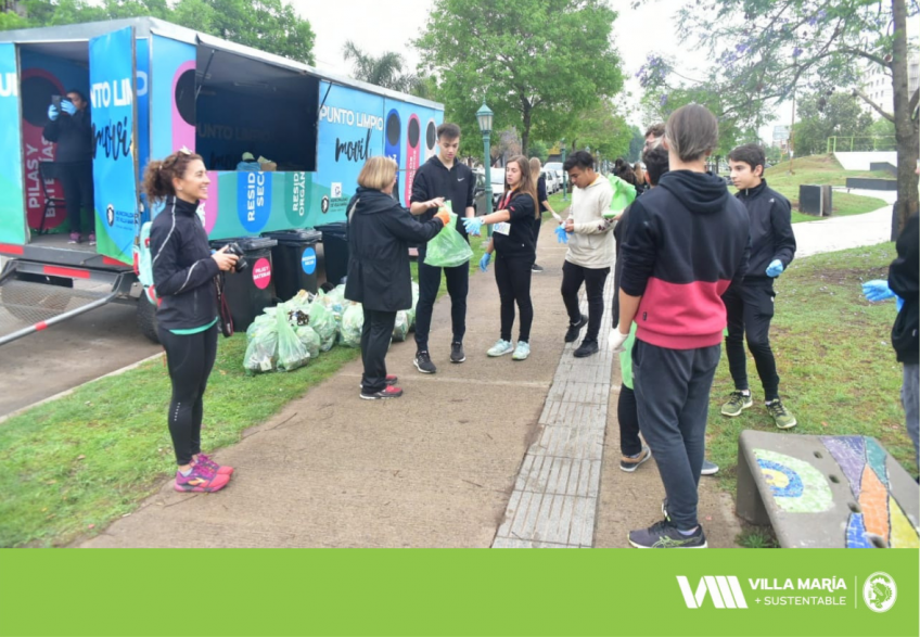 Villa María: Las chicas y chicos del Rivadavia tuvieron una mañana de limpieza y concientizaron acerca de la separación de residuos