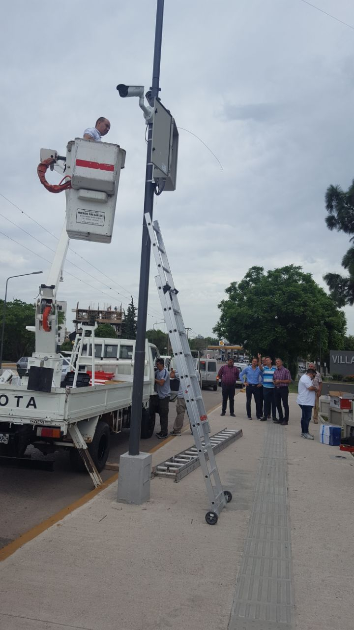 Villa María: En uno de los accesos a la ciudad, comenzó la instalación de las primeras cámaras de videovigilancia