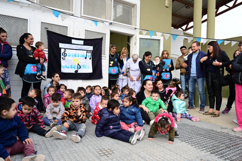 Villa María: Niños y niñas del jardín municipal de barrio Los Olmos celebraron el Día del Himno Nacional, con homenajes, cantos y aprendizajes