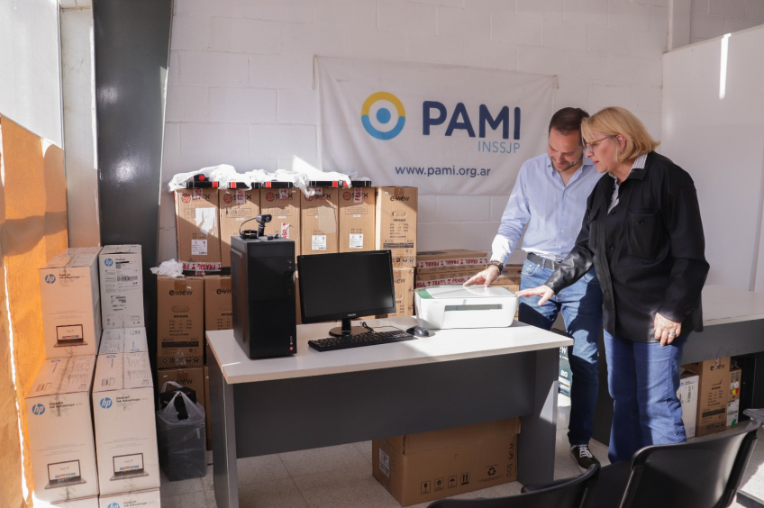 Villa María: En PAMI, Gill participó de la entrega de computadoras a centros de jubilados