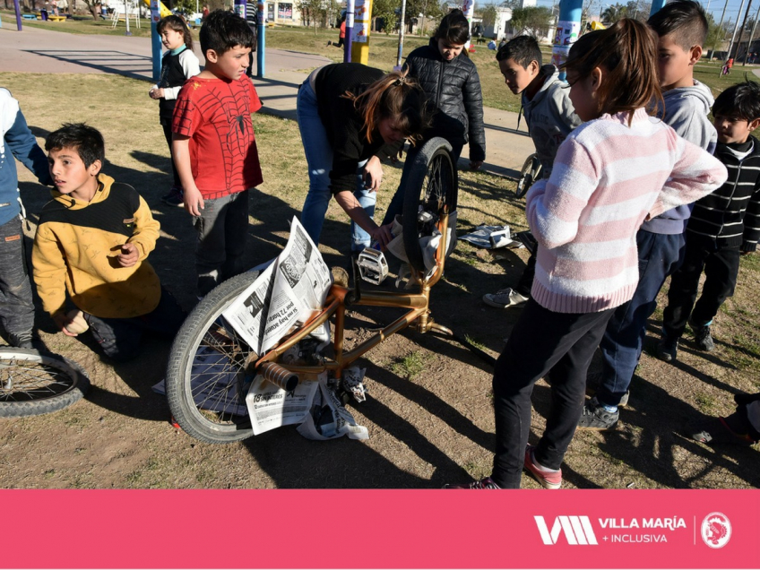 Villa María: En barrio Los Olmos, los chicos se sumaron al “Pintacleta” del Nuevas Oportunidades y pintaron 25 bicicletas