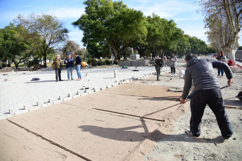 Villa María: Avanza la construcción de la explanada de adoquines frente a la sede municipal
