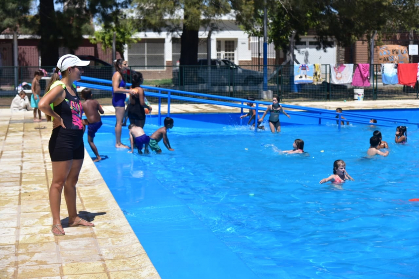 Villa María: Niños y adolescentes disfrutan de la pileta comunitaria municipal Eva Perón con múltiples actividades recreativas