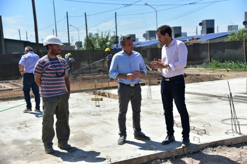Villa María: Con la construcción de las plateas, avanza la obra de 47 viviendas en barrio Evita