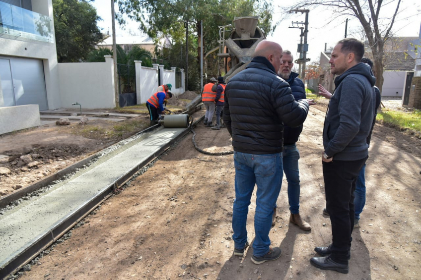 Villa María: Avanza la construcción de cordón cuneta en barrio Mariano Moreno