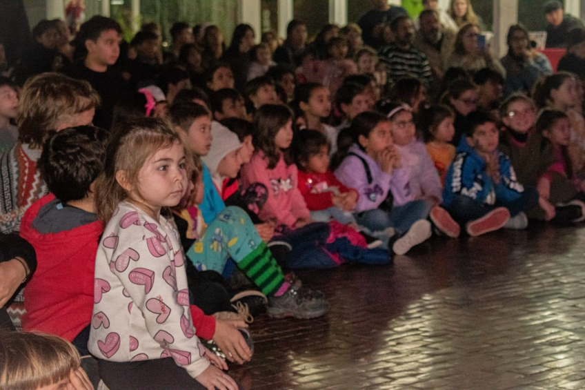 Villa María: Chicos y chicas disfrutaron de un alegre y colorido espectáculo de la mano de la Escuela de Circo