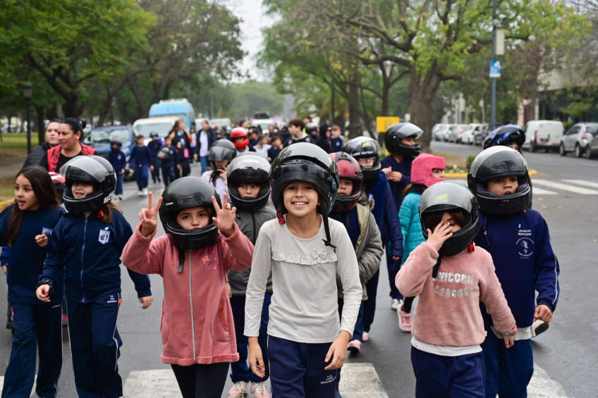 Villa María: En una nueva Marcha de los Cascos, niños y niñas de cuarto grado recorrieron las calles de la ciudad con mensajes de concientización
