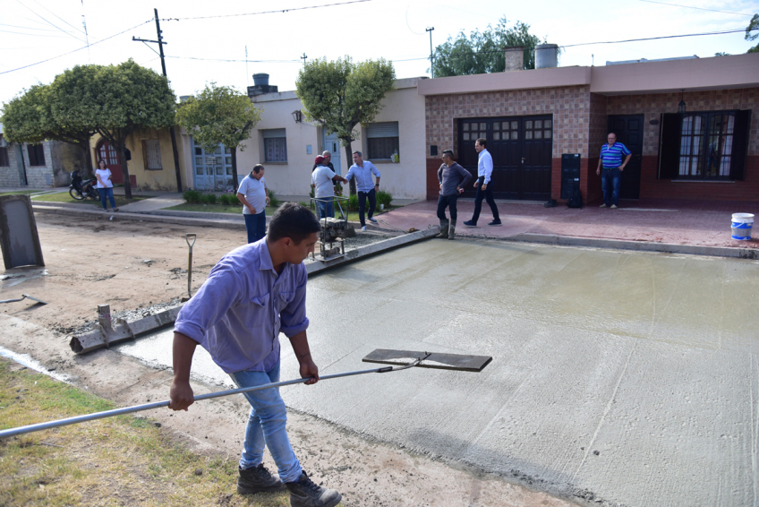 Villa María: Con el sistema de autoahorro, comienza la pavimentación de dos cuadras en barrio Roque Sáenz Peña