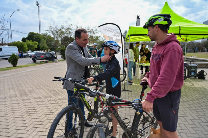 Villa María: En una nueva Jornada de Movilidad Sustentable, ciclistas de la ciudad recibieron cascos y luces para una conducción segura